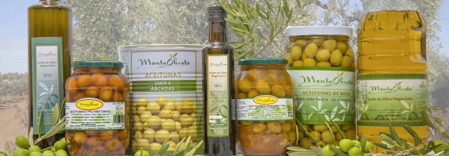 Bodegón con varias botellas de aceite de oliva virgen extra y botes de aceitunas