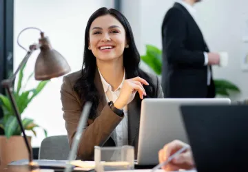 mujer trabajando féliz