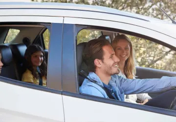 Familia joven en un coche